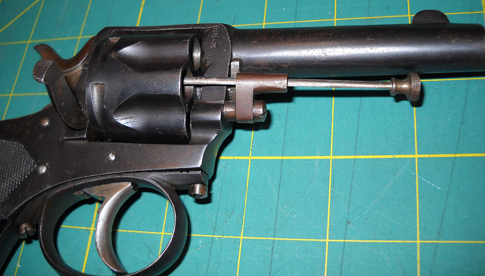 detail of the ejector, in position in right-hand revolver chamber